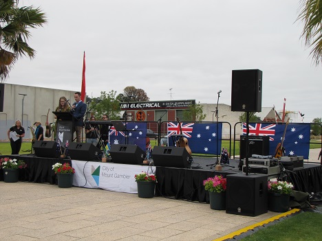 Mt Gambier Council - Quattro Fold and Roll Stage System