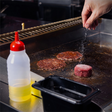 https://www.hospitalitydirectory.com.au/images/product_images/Few-and-Far/Product-News/2024/2024Jul18_Great-Burger-Debate/Few-and-Far_Burger-Debate2.jpg