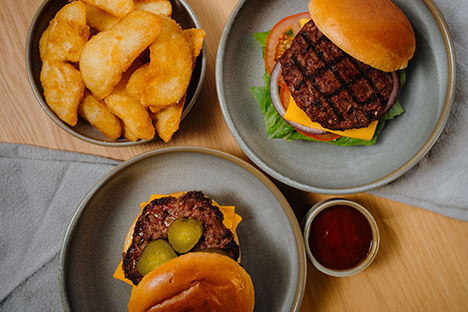 https://www.hospitalitydirectory.com.au/images/product_images/Few-and-Far/Product-News/2024/2024Jul18_Great-Burger-Debate/Few-and-Far_Burger-Debate4.jpg